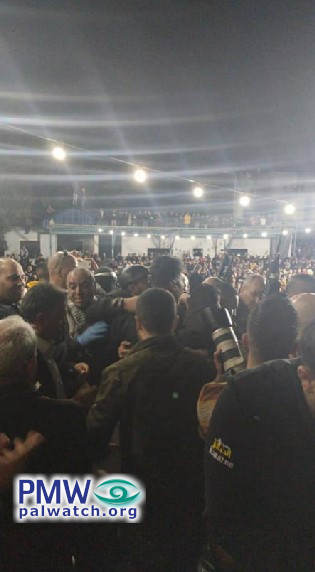 Fatah holds rally with thousands of Palestinians celebrating release of terrorist, in violation of Coronavirus isolation regulations 