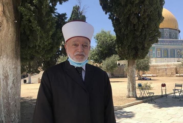 Palestinian Authority Mufti issues religious ruling banning those who normalize relations with Israel from praying at Al-Aqsa Mosque