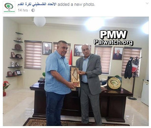Fatah official holds plaque with map of “Palestine” erasing Israel